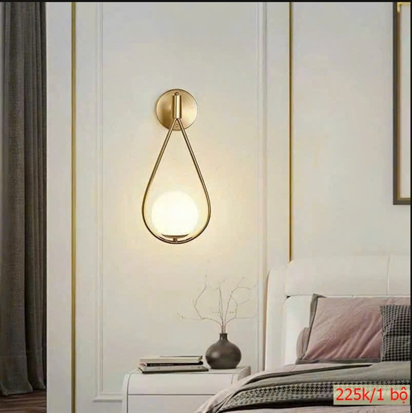 Đèn gắn tường chóa thủy tinh địa cầu D150, thân mạ vàng hình giọt lệ